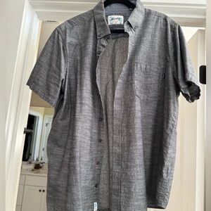 Men’s short sleeve button up top